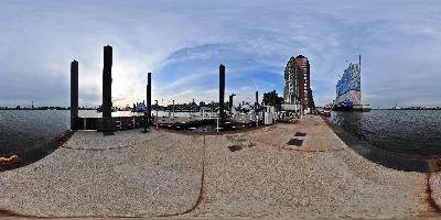 Am Sandtorhöft in Hamburg mit Blick auf die Elbhilharmonie.