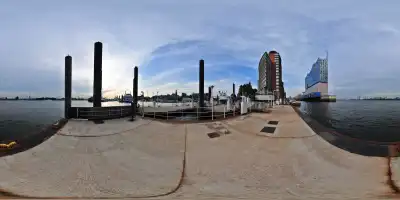 Am Sandtorhöft in Hamburg mit Blick auf die Elbphilharmonie.