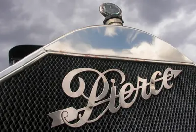 Pierce-Schriftzug an einem Kühlergrill