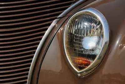 Scheinwerfer eines 1939 Ford Taunus (G93A), der auch Buckeltaunus genannt wird.