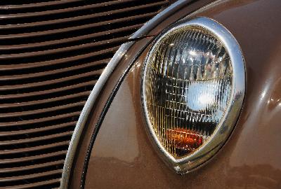 Scheinwerfer eines 1939 Ford Taunus (G93A), der auch Buckeltaunus genannt wird.