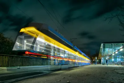Lichtspuren eine Straßenbahn am Westfriedhof in München