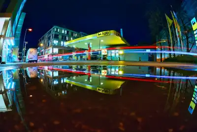 Langzeitbelichtung an einer tanstelle in München