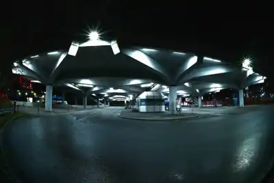 Nachtaufnahme der Haltestelle Aidenbachstraße in München