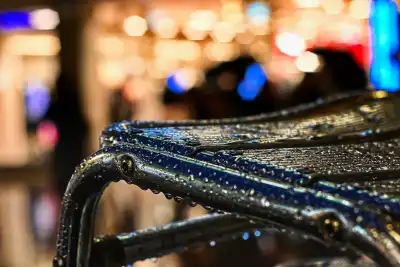 Café-Stühle im Regen