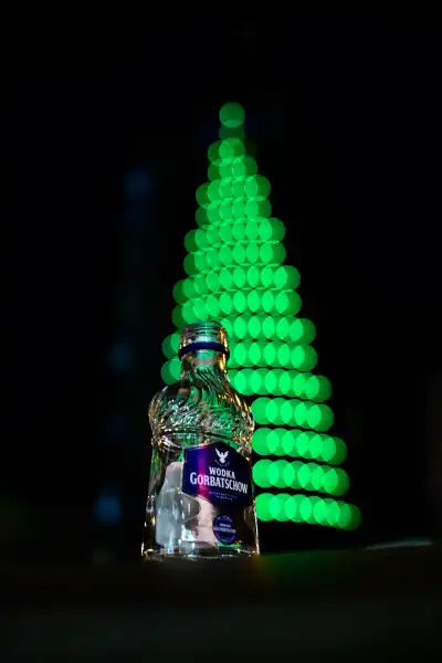 Schnapsflasche vor einem Bokeh-Lichterbaum